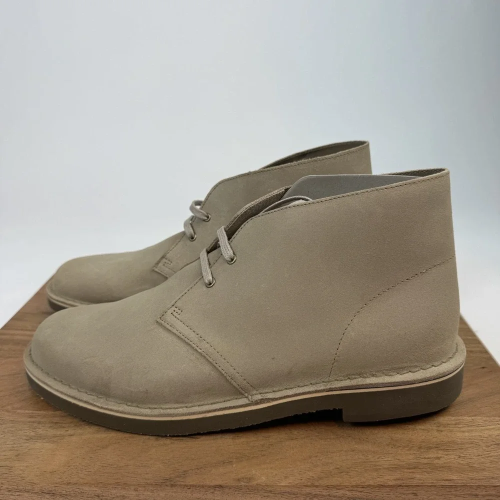 New Mens Clarks Shepton Beige Nubuck Distressed Casual Chukka Boot Size 13 M NIB